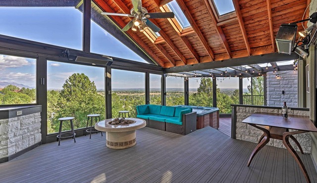 Broadmoor Luxury Retreat - Mountain View & Hot Tub