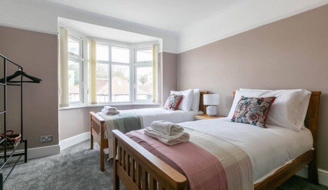 Broadstairs Family Home |Games Room + Parking