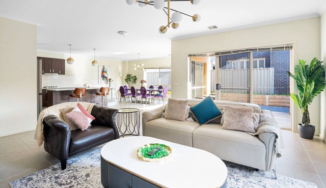 Broadstone PC 9-bed 5-bathroom Luxe Family House Double Storey