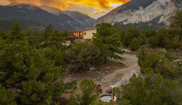 Broadview Luxury Retreat + 8 acres near Mt Princeton Hot Springs