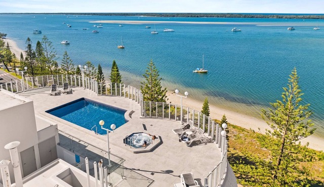 Broadwater Apartment w/ Rooftop Pool/Spa/GamesRoom