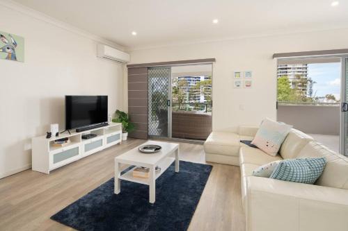 Broadwater Days - Breezy Resort Living by the Bay