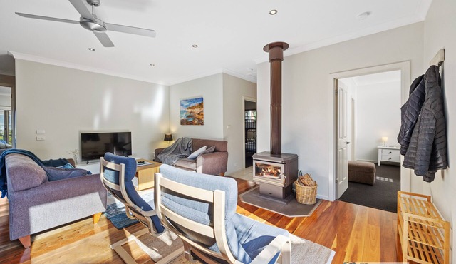 Broadwater Waves family home, short walk to beach