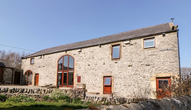 BROADWAY BARN, pet friendly, with a garden in Priestcliffe