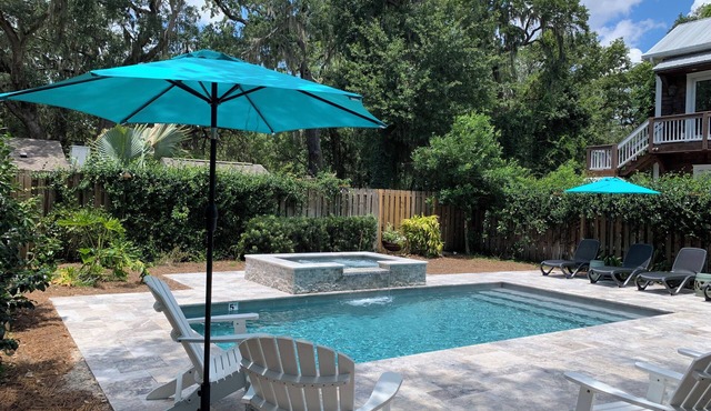 BROADWAY BREEZE ~ Close to Beach/Shopping/Dining ~ Heated Pool and Spa