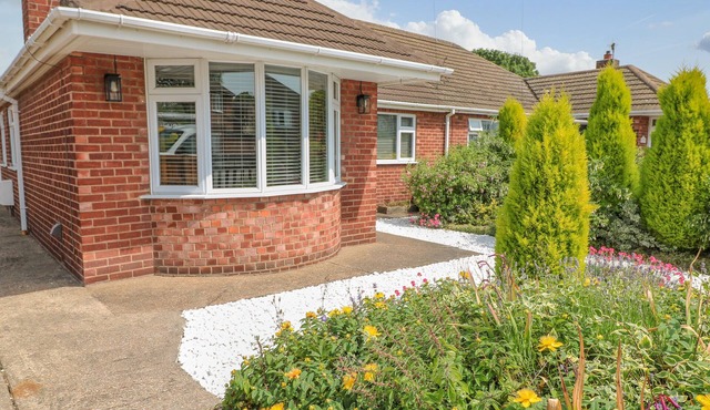 BROADWAY COTTAGE, pet friendly, with a garden in Lincoln