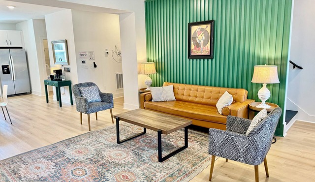 Broadway & Grand Ole Opry! Spacious 3-bed retreat sleeps 10, perfect for families & groups. Play together: dedicated game room with ping-pong & board games. Fully stocked kitchen & coffee bar Free parking & private entrance Kid-re