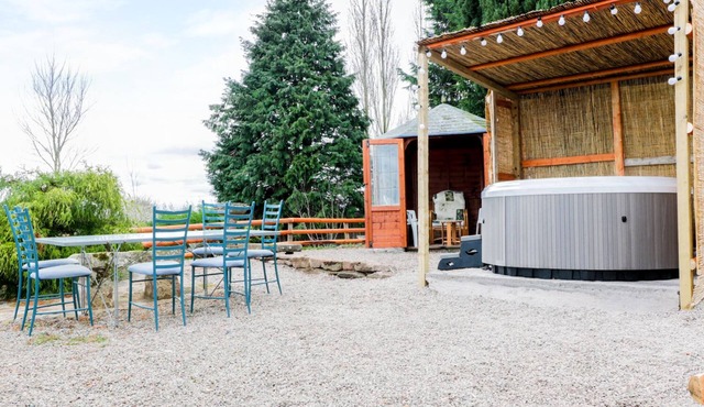 BROADWAY LANDS FARM, pet friendly, with hot tub in Little Dewchurch