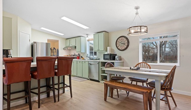 Broadway Place, Cozy! 3 Brdm, 2 Bath Home, Near Churchill School Concerts!