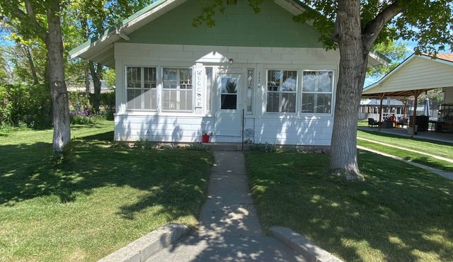 Broadway Retreat. Hot Springs County State Park and Pools are five minutes away.