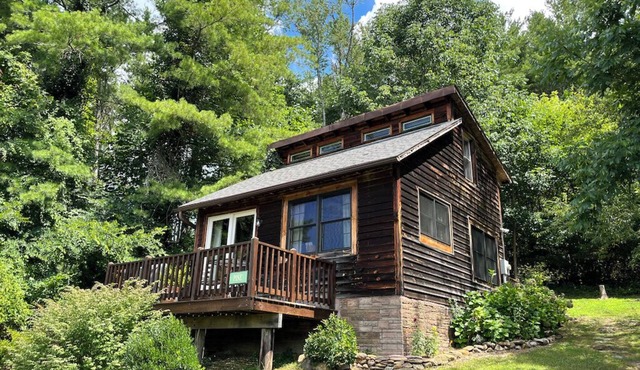 Broadwing Farm Cabins -Pine Cabin- Hot Tub with Mineral Water