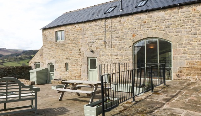 BROADWOOD BARN, pet friendly, character holiday cottage in Hathersage
