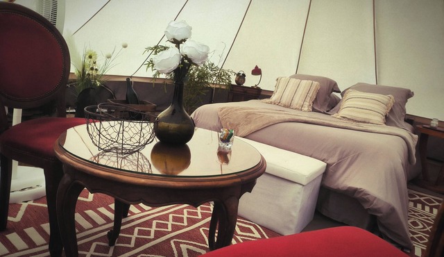 Brocante-style lodge tent with private Jacuzzi