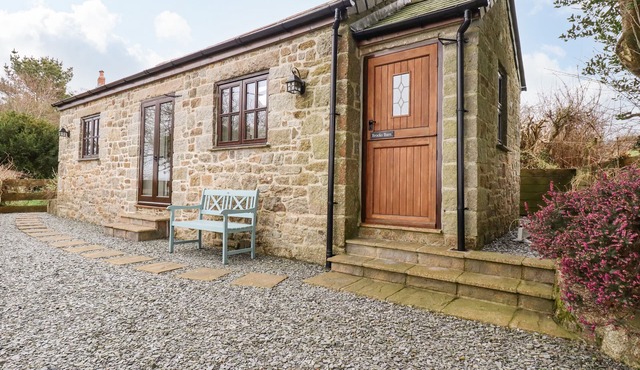 BROCKS BARN, country holiday cottage, with a garden in Lostwithiel