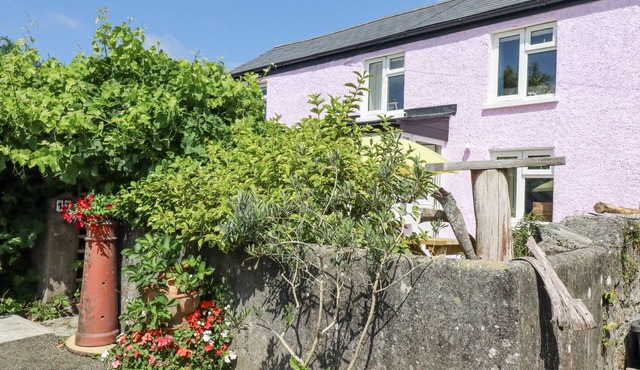 BROCKSTONE COTTAGE, pet friendly, with a garden in St Austell