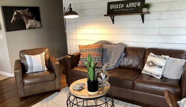 Broken Arrow's Best!- Pool table, fire pit, & more!