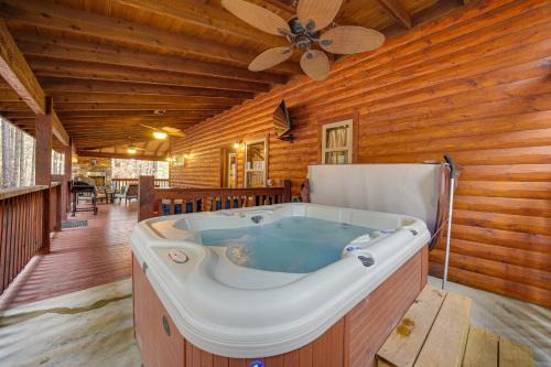 Broken Bow Cabin on 1 Acre w/Hot Tub & Fire Pit!
