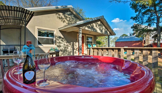 Broken Bow Cottage w/Deck, Hot Tub & Fire Pit!