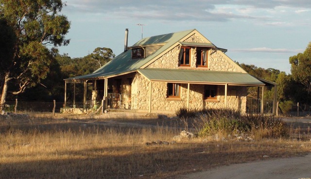 Broken Gum Country Retreat - 150 acres of beautiful bush and countryside