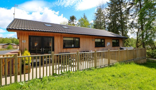 BROKEN-SKY LODGE, pet friendly, with hot tub in Otterburn