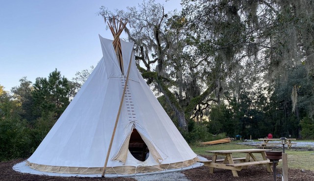 Broken Tree Tipi Experience WHITE CLOUD