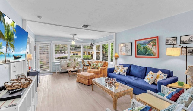 Bromeliad Bungalow - Downtown Cottage