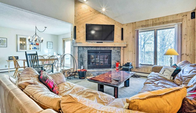 Bromley Mtn Townhome: Walk to Ski Shuttle!