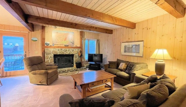 Bromley's Ridges 3-Level Townhouse just a short walk to the ski trailswith