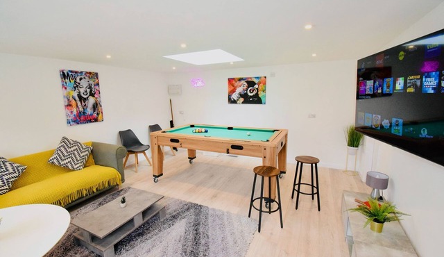 Bromsgrove. Newly Refurbed Property With Outhouse. 4 bed 2.5 Bathroom Games Room