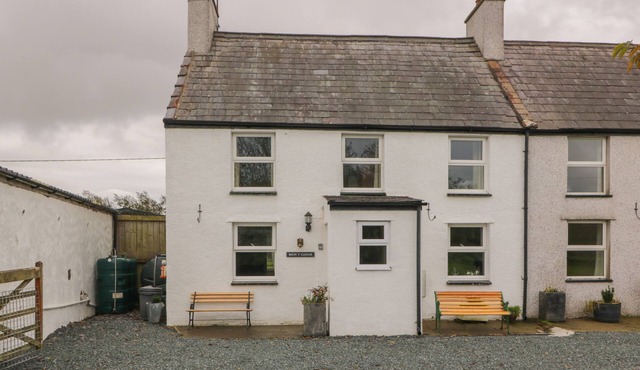 BRON GADAIR, pet friendly, character holiday cottage in Newborough
