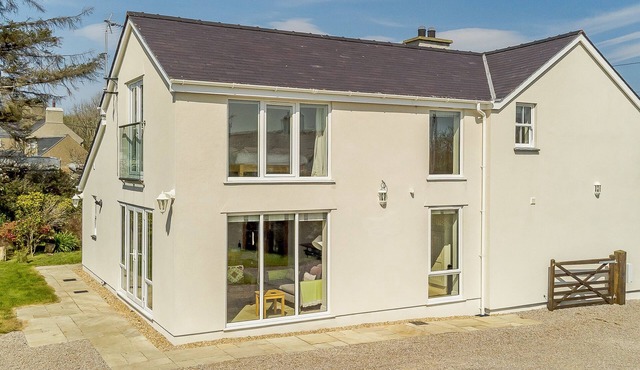 BRON GORS, family friendly, with open fire in Edern