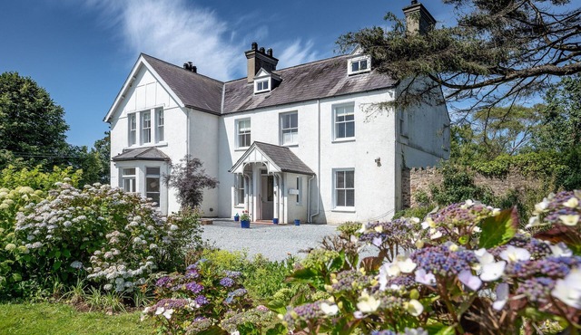 Bron Menai - sleeps 15 guests in 8 bedrooms