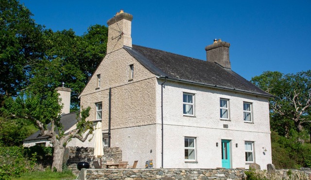 Bron y Gadair - sleeps 8 guests in 4 bedrooms