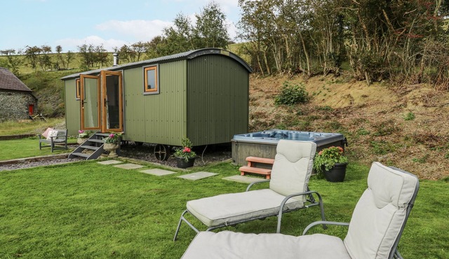 BRONDEL LUXURY SHEPHERD'S HUT, pet friendly in Aberystwyth