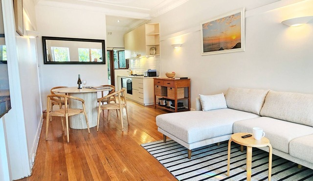 Bronte Beach Coastal Escape. 200 Steps to Bronte Beach. 2 bedrooms + 1 bathroom.