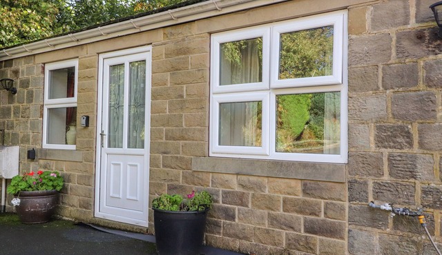 BRONTE COTTAGE, romantic, character holiday cottage in Oakworth