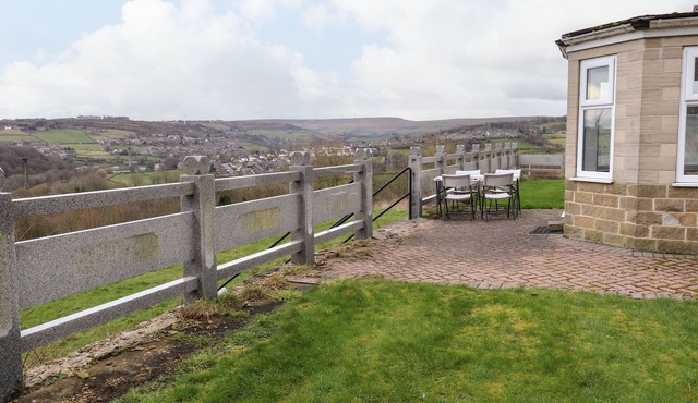BRONTE VIEW HIDEAWAY, character holiday cottage in Oakworth