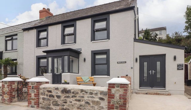 BRONYRHIW, pet friendly, with open fire in Goodwick