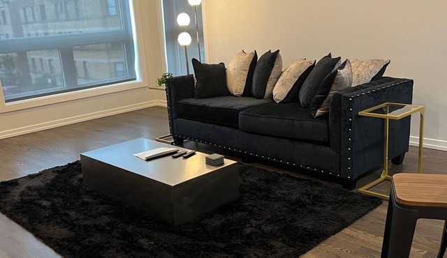 Bronzeville Haven: 2BR/2BA Oasis, 10 Mins to Downtown