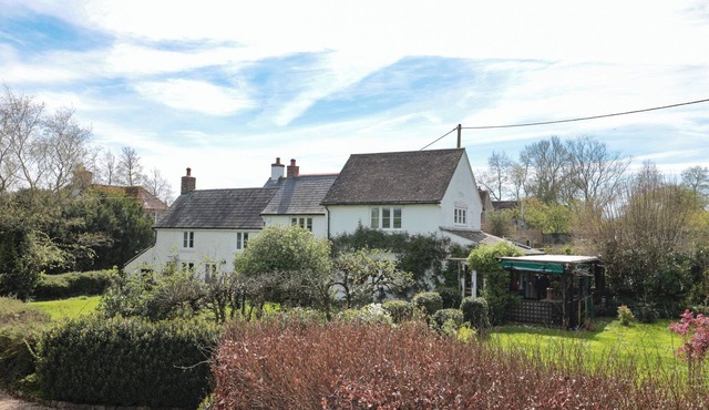 BROOK COTTAGE, family friendly, with open fire in Sturminster Newton