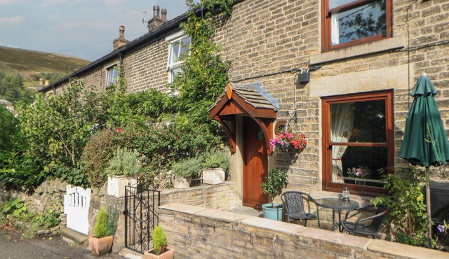BROOK COTTAGE, character holiday cottage, with open fire in Hayfield