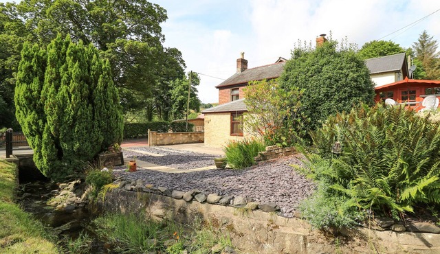 BROOK COTTAGE, pet friendly, character holiday cottage in Llangurig