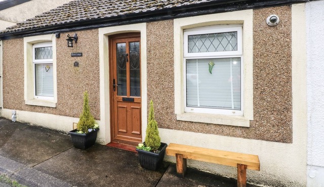 BROOK COTTAGE, pet friendly, character holiday cottage in Ynyswen
