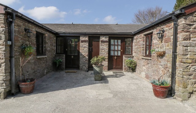 BROOK COTTAGE, pet friendly in Abergavenny