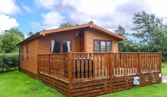 BROOK EDGE LODGE, pet friendly in South Lakeland Leisure Village