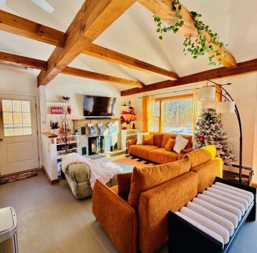 Brook Haus - Minutes to Ski! Pets OK! Hot tub soon!