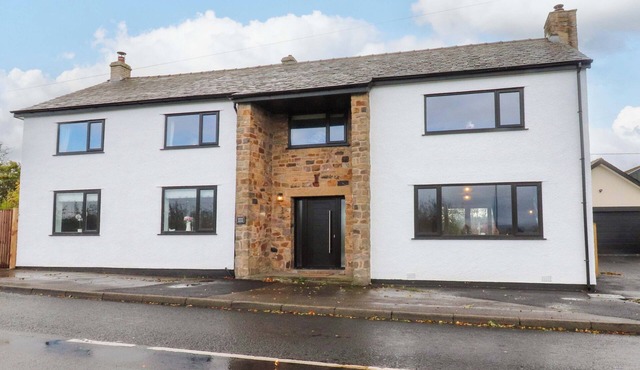 BROOK HOUSE, family friendly, with hot tub in Broughton, Lancashire