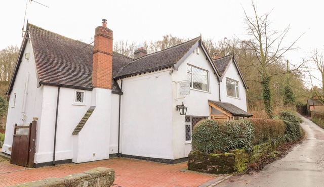 BROOK HOUSE, pet friendly, character holiday cottage in Eccleshall
