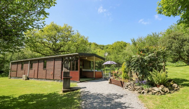 BROOK LODGE, pet friendly, character holiday cottage in Penrhiwllan