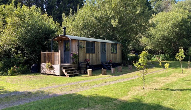 Brook the shepherds hut in tranquil wooded surroundings